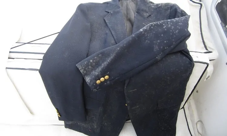 causes of mold on clothes